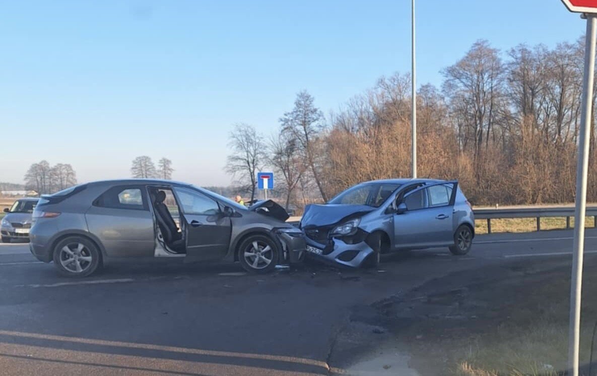 Czoowe zderzenie na wiadukcie w Rakowie