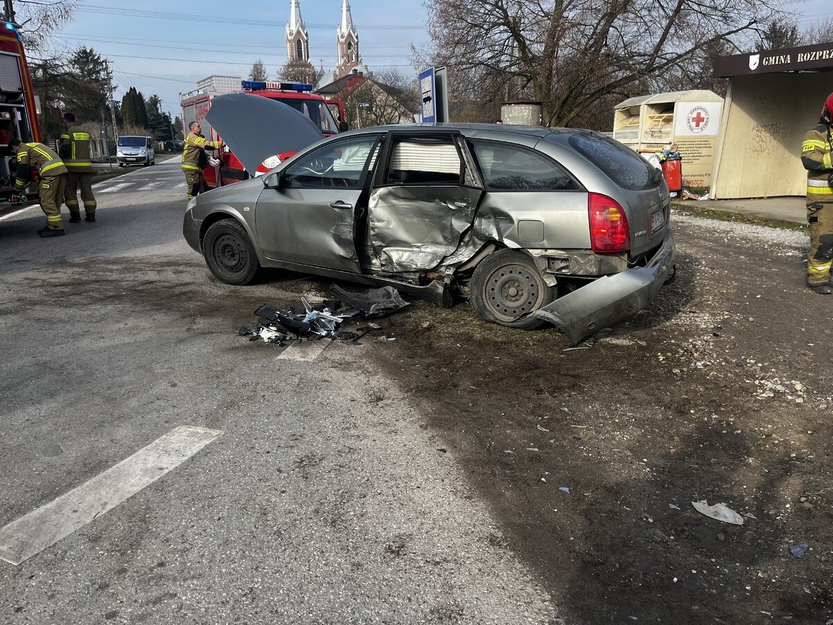 Zderzenie dwch osobwek na skrzyowaniu w Milejowie. Kierujcy nie ustpi pierwszestwa doprowadzi do wypadku. Droga bya zablokowana