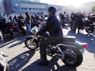 Parada motocykli ulicami miasta	