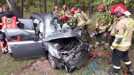 Koszmarny wypadek na Rakowskiej w Piotrkowie. Zderzyy si trzy samochody. Nie yje 28-letnia piotrkowianka. W samochodzie byy dzieci w wieku 2 i 8 lat