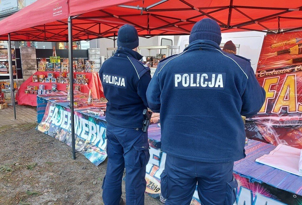 Policjanci sprawdzaj punkty sprzeday fajerwerkw