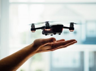 Dlaczego warto kupowa drony na raty - korzyci i przewagi