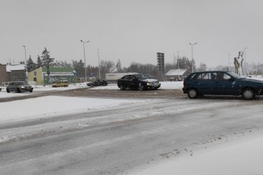 Zima wrcia, trudne warunki na drogach [ZDJCIA]