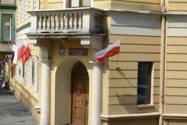 Radomsko: Zrywali flagi z muzeum