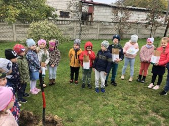 Przedszkolaki sadziły drzewka