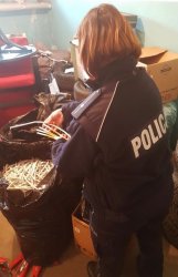 Policja zabezpieczya kontraband i amfetamin 