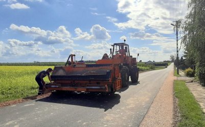Nowy asfalt na drodze w Witowie