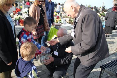 Kwestowali na cmentarzu w Moszczenicy