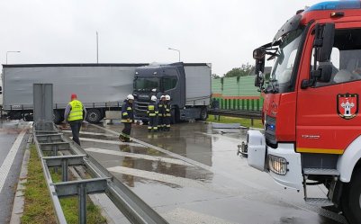 Utrudnienia na S8. TIR zablokował pas w stronę Warszawy