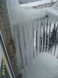 Piotrkw: Setki kilogramw lodu na balkonach