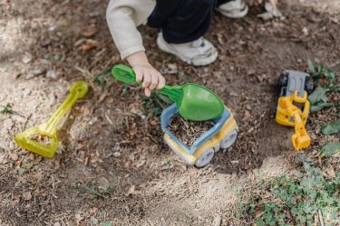 Zabawki do ogrodu – jak stworzy bezpieczn stref dla dziecka?