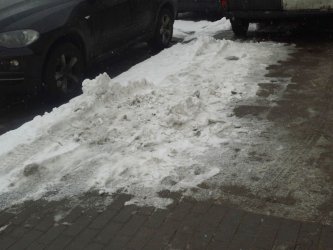 Za nieusunięcie śniegu z chodnika grozi mandat, a nawet grzywna 