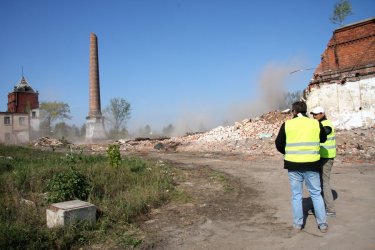 Wyburzono cz komina w Moszczenicy