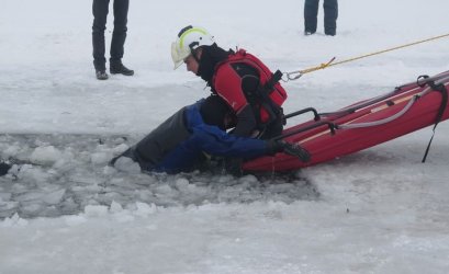WOPR i strażacy ćwiczyli na lodzie