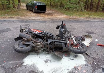 Wyprzedzając potrącił motocyklistkę