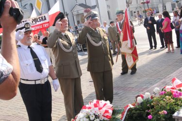 Kwiatami i hymnem uczcili powstańców Warszawy