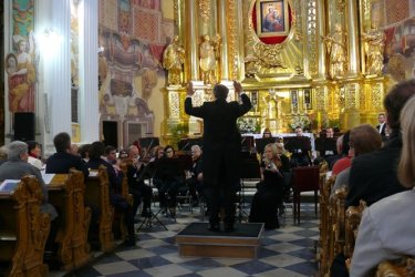 Orkiestra Filharmonii dzkiej w kociele Jezuitw