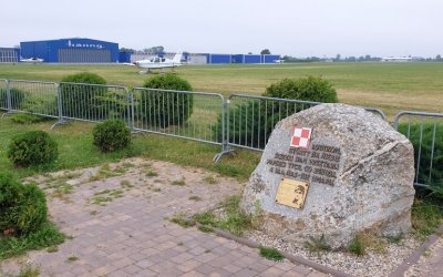 Odkrywamy znane i nieznane - Piotrków - Obelisk upamiętniający węgierskiego spadochroniarza