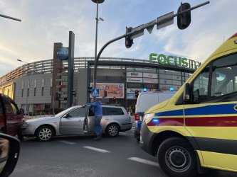 Wypadek w centrum Piotrkowa. Trzy osoby ranne