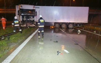 Ciężarówka całkowicie zablokowała drogę S8 w kierunku Katowic