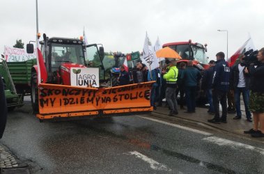 Rolnicy nie doczekali się premiera i zapowiadają kolejne blokady (FILMY)