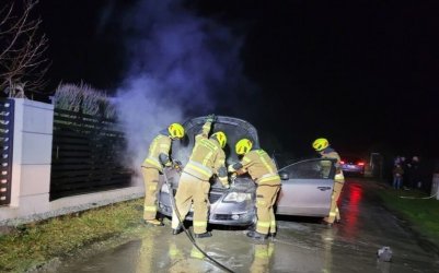 Strażacy gasili samochód