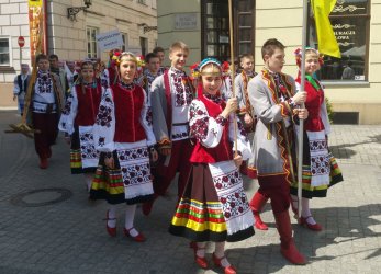 Parada Miast Partnerskich przesza przez centrum Piotrkowa 