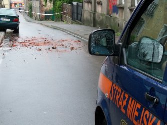 Piotrków: Komin spadł z dachu na ulicę Niecałą