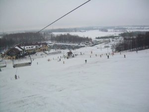 Tumy narciarzy na Grze Kamiesk