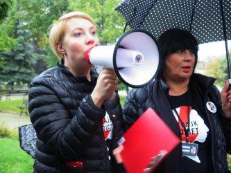 „Czarny wtorek” w Piotrkowie. Kolejny protest w strugach deszczu