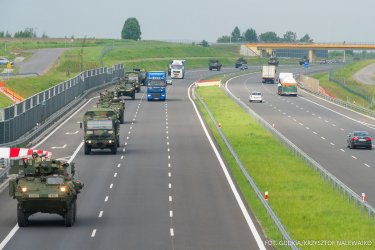 Kolumny wojskowych pojazdw wyjechay na drogi