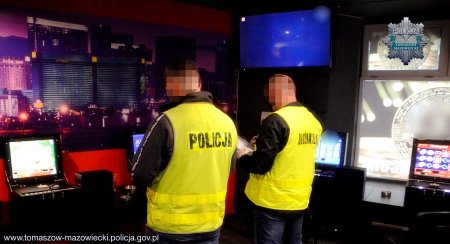 Policjanci przejli nielegalne automaty do gier