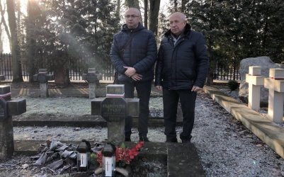 Rodzina z Biaorusi odnalaza w Piotrkowie mogi polegego krewnego