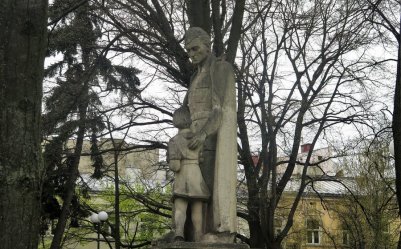 Co z pomnikiem żołnierza w sowieckim mundurze?