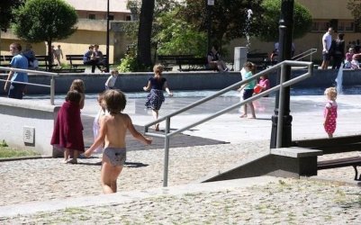 Sanepid apeluje: nie pozwalajcie dzieciom bawić się w fontannie!