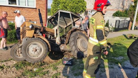 Wypadek w gminie Wolbórz. Ranny kierowca ciągnika rolniczego