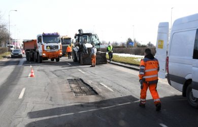 Drogowcy naprawiają piotrkowskie drogi po zimie