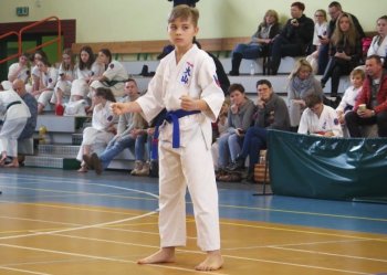 Modzi karatecy prezentowali si w Moszczenicy 