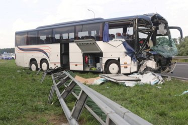 dzkie: 13 osb rannych po wypadku autobusu, ktry wiz 39 dzieci i 4 dorosych