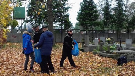 Piotrkowscy harcerze sprztali groby 