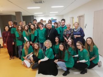 Ksidz arcybiskup Grzegorz Ry odwiedzi Szpital Onkologiczny w Tomaszowie