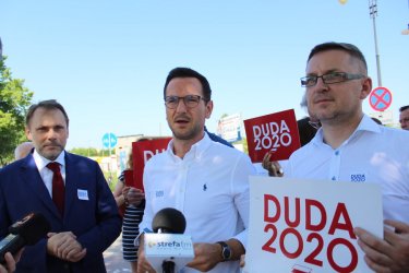 Wiceminister funduszy  i polityki regionalnej wspar kampani A. Dudy w Piotrkowie