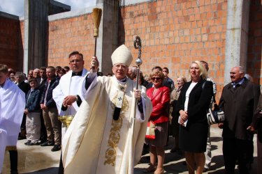 Arcybiskup wici nowy koci w Piotrkowie