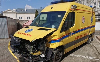 Wypadek jadcego na sygnale ambulansu PCMD