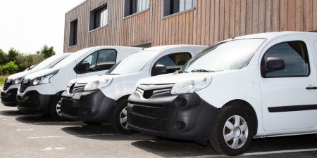 Zrównoważony Transport Dostawczy: Elektryczne Samochody na Naszych Lokalnych Drogach