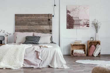 Sypialnia w stylu rustykalnym – jakie ozdoby na cian?