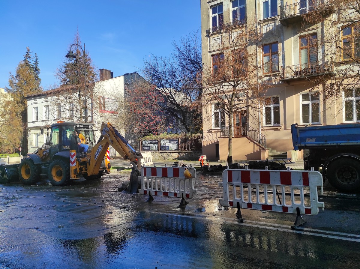 Galeria Pękła magistrala Rzeka w Al 3 Maja ZDJĘCIA ePiotrkow pl