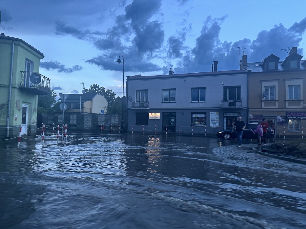 Galeria Nagła ulewa zalała ulice Piotrkowa Trybunalskiego Samochody