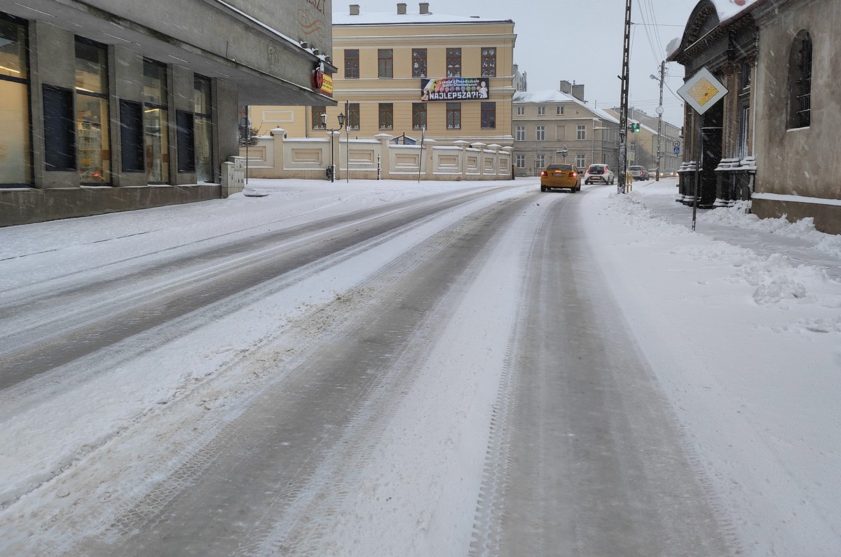 Galeria Zima wróciła trudne warunki na drogach ZDJĘCIA ePiotrkow