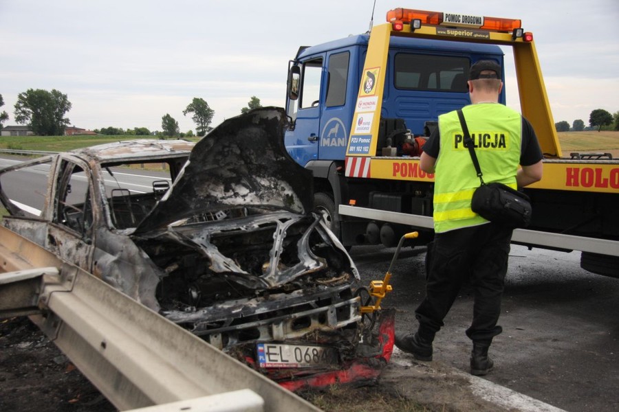 Wypadek na A1 Matiz stanął w płomieniach ZDJĘCIA ePiotrkow pl